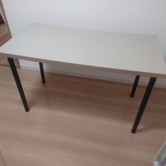 IKEAのデスク　グレーの画像