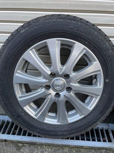 スタッドレスタイヤ　205/60R16