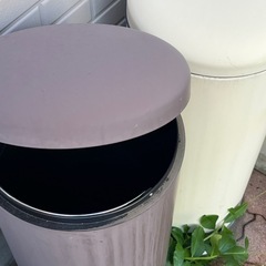 30L 丸型 べーダル式ごみ箱 2個　の画像