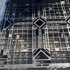 ⑤⑤樹脂パレット✨美品プラパレ✨サンコー、リス国産メーカー✨仮置き嵩上げ薪ステージウッドデッキ脚などにの画像