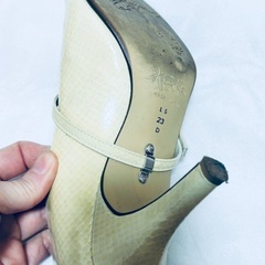 銀座かねまつ ミススレンダー パンプス 23cm 白 パーティー用の画像