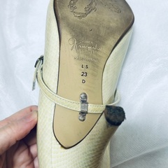 銀座かねまつ ミススレンダー パンプス 23cm 白 パーティー用の画像