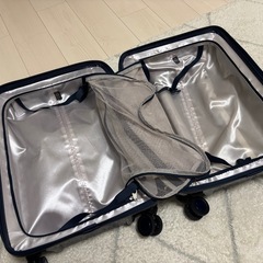 キャリーケース青の画像