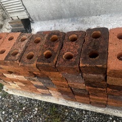 ２つ穴レンガ（1個100円）の画像