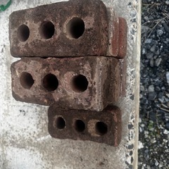３つ穴レンガ（6個+1個セット）の画像