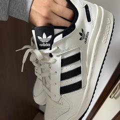 アディダス　スニーカーの画像