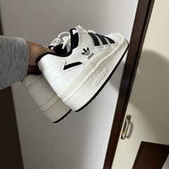 アディダス　スニーカーの画像