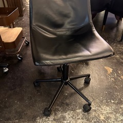 カジノのディーラー用の椅子（2脚）の画像