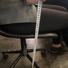 カジノのディーラー用の椅子（2脚）の画像