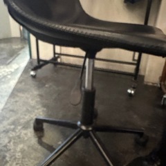 カジノのディーラー用の椅子（2脚）の画像