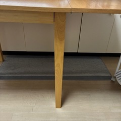 伸ばせるテーブル椅子セットの画像