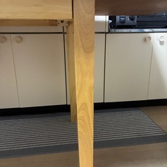 伸ばせるテーブル椅子セットの画像