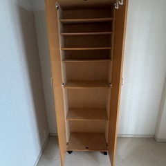 鏡とキャスト付きの棚の画像