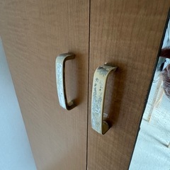 鏡とキャスト付きの棚の画像