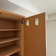 鏡とキャスト付きの棚の画像