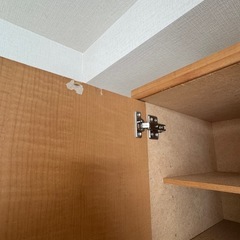 鏡とキャスト付きの棚の画像