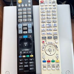 32型テレビと1TB外付けHDDブルーレイレコーダーの画像