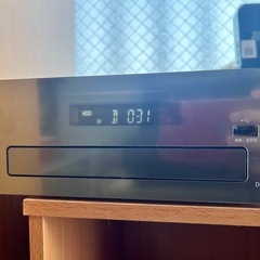 32型テレビと1TB外付けHDDブルーレイレコーダーの画像