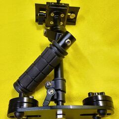 ほゞ新品 カメラスタビライザー TARIONの画像