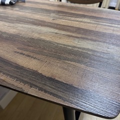 木製テーブルの画像