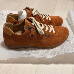 定価4.8万　スエードのスニーカー
の画像