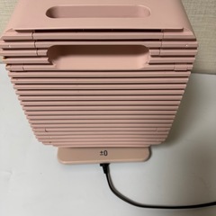 ユニークなキューブ型のデザインが特徴的な首振り機能付き電気ストーブです。 の画像