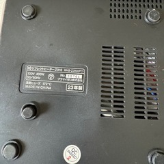 ユニークなキューブ型のデザインが特徴的な首振り機能付き電気ストーブです。 の画像