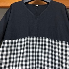 黒いVネックの白黒のギンガムチェックの画像
