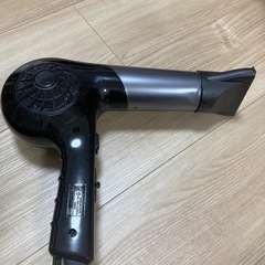 ドライヤーとヘアアイロンの画像