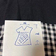 黒いVネックの白黒のギンガムチェックの画像