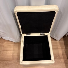 収納付きオットマン|椅子
の画像