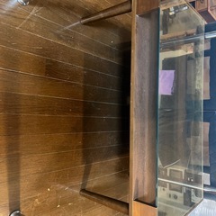 テレビ台とテーブルの画像