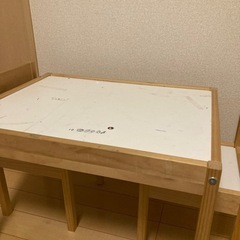 IKEAの子ども用の机と椅子の画像
