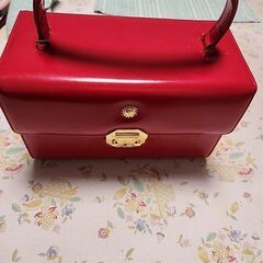 真っ赤な箱型バッグの画像