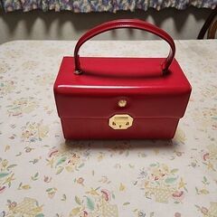 真っ赤な箱型バッグの画像