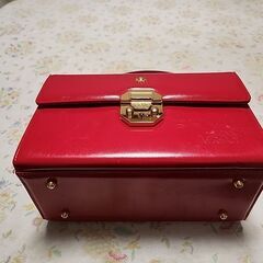 真っ赤な箱型バッグ