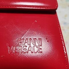 真っ赤な箱型バッグの画像