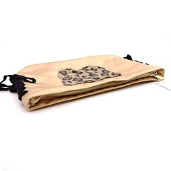 【未使用】ACCOMMODE アコモデ キャットマスク クラッチバッグ ベージュ XB415 レディースの画像