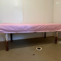引き取り1000円差し上げます　整体院　施術台 アカスリ マット ベッド 足元錆ありの画像