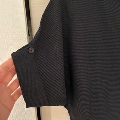 新品タグ付き　ダークグレー シンプルボタンニットの画像