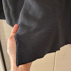 新品タグ付き　ダークグレー シンプルボタンニットの画像