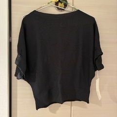 新品タグ付き　ダークグレー シンプルボタンニットの画像