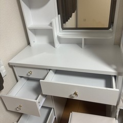 椅子付きドレッサーの画像