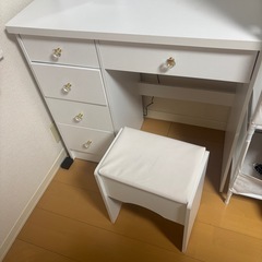 椅子付きドレッサーの画像