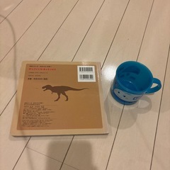 絵本とコップの画像