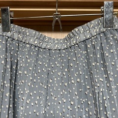 （新品タグ付き）GU プリーツロングスカート ドット　　小花柄 ブルー　サイズLの画像