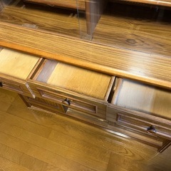 木製　食器棚の画像