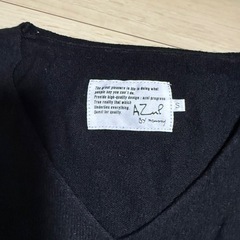美品　AZUL Vネック　の画像