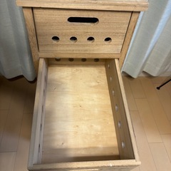 木の収納棚の画像