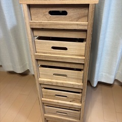 木の収納棚の画像